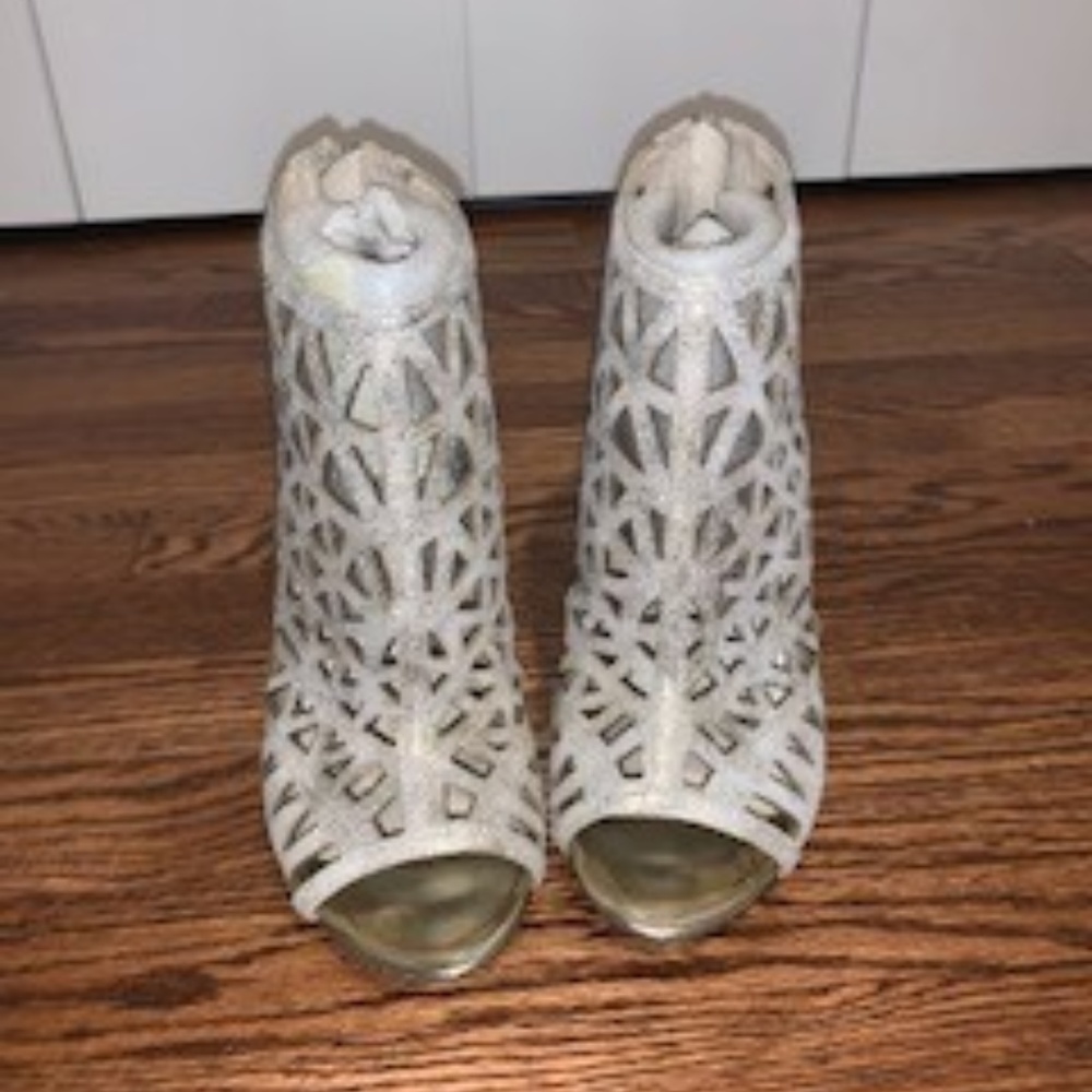 Bar III Gold Sandals. Never worn. NWT.